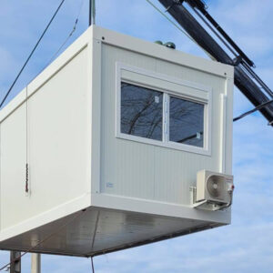 Installation d’une base vie et bureau de 120m² avec électricité, climatisation et faux-plafond.