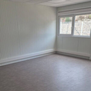 Installation d’une base vie et bureau de 120m² avec électricité, climatisation et faux-plafond.