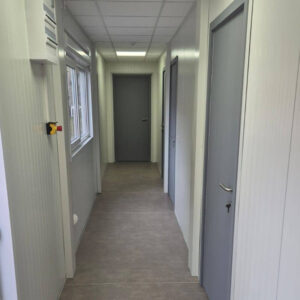 Installation d’une base vie et bureau de 120m² avec électricité, climatisation et faux-plafond.