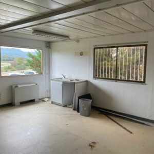 Rénovation d’un bâtiment dans le Gard avec la pose de nouvelles menuiseries.