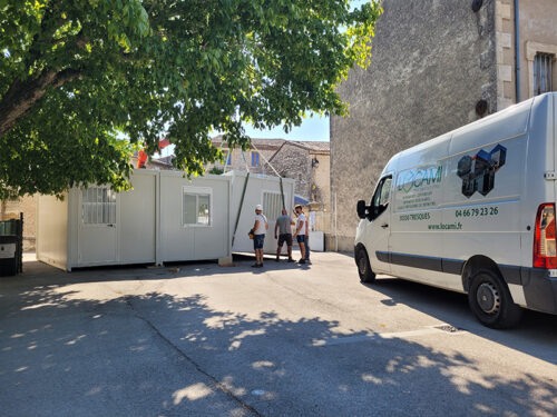 Installation d'une salle de classe à Vic le Fesq dans le Gard