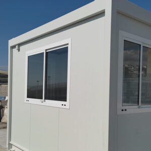 Installation de guérites de contrôle d’embarquement avec chauffage et électricité.